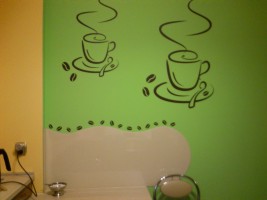 Naklejka na ścianę filiżanki z kawą, ziarenka kawy.