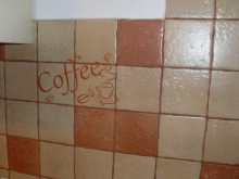 Naklejka na płytkę napis coffee, filiżanka kawy, ziarnka kawy. 