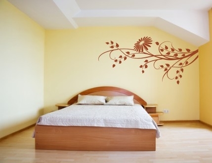 Naklejka motyw kwiatowy na ścianie w sypialni