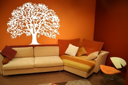 Białe drzewo na ścianie przy kanapie