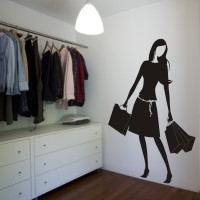 Naklejka na ścianę czarna welurowa kobieta z zakupami do sklepu