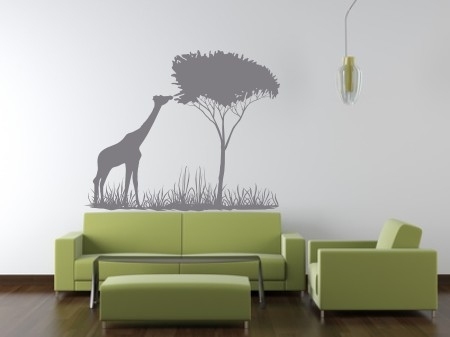 Naklejki z weluru na ścianie lateksowej w salonie żyrafa i szare drzewo