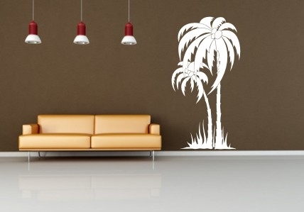 Naklejka palma na ścianę przy kanapie