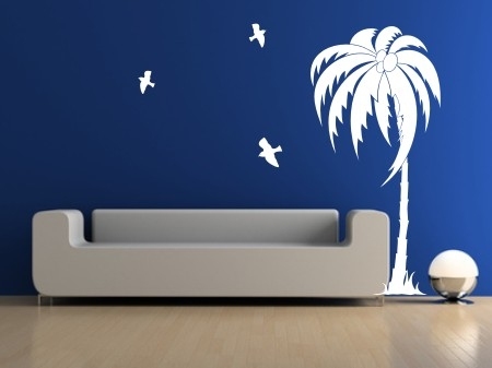 Welurowa biała naklejka drzewo palmowe z mewami na ścianie w pokoju