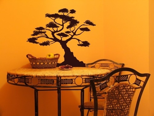 Drzewo bonsai na ścianie nad stolikiem