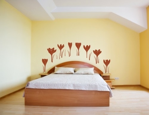 Welurowe naklejki na ścianę do sypialni kwiaty krokusy